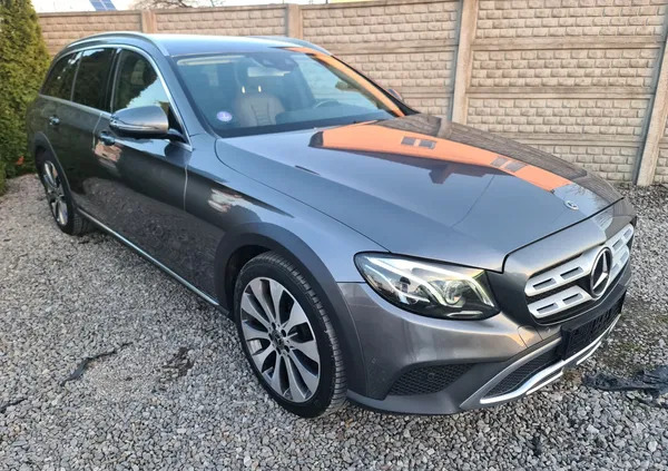 samochody osobowe Mercedes-Benz Klasa E cena 138000 przebieg: 150000, rok produkcji 2018 z Pabianice